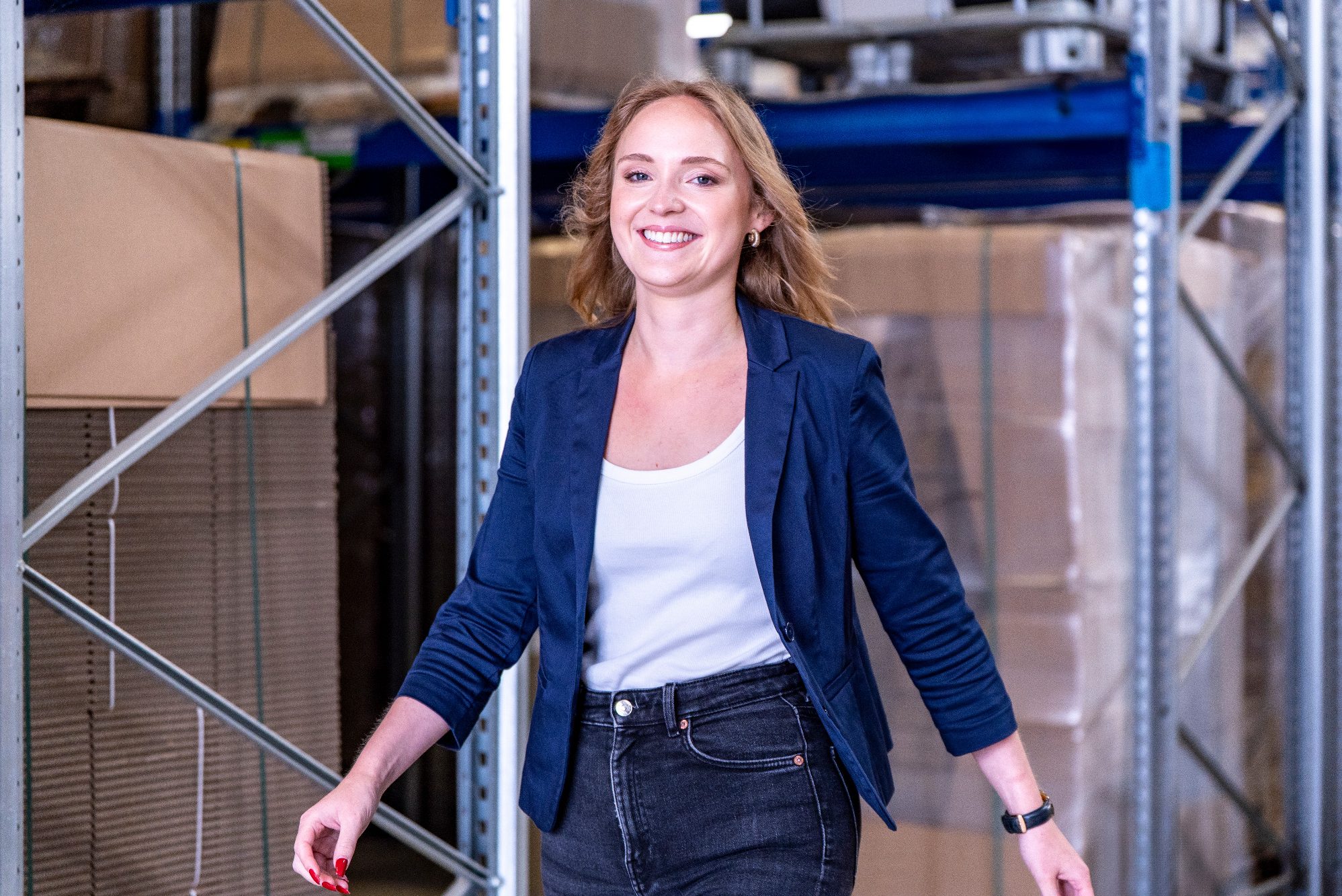 Businessfrau Businessfrau läuft lachend durch ein Lager